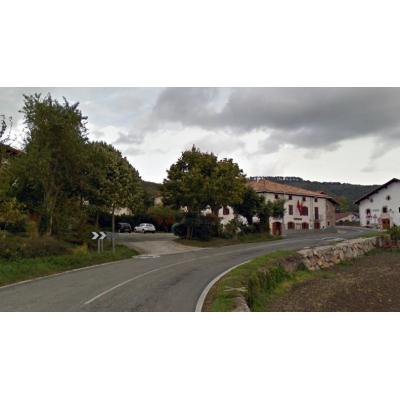Un motorista de 68 años, hospitalizado tras un susto en plena carretera de un pueblo de Navarra