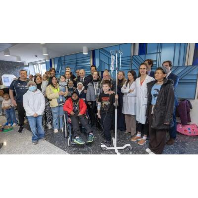 Los pacientes oncopediátricos de la CUN reciben la visita de Luis Sabalza y Pirri antes del Osasuna – Real Madrid
