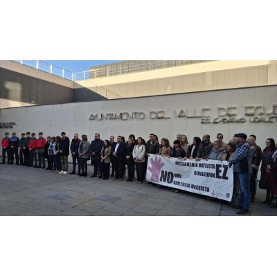 Concentración de vecinos, partidos e instituciones en Sarriguren por el asesinato de una mujer de la localidad