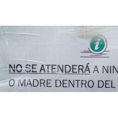 Ponen este cartel en la puerta de un colegio y se desata la polémica