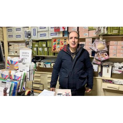 Sergio, 30 años en una de las tiendas centenarias de Pamplona: “Nos piden que no nos jubilemos”