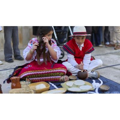 Fotos de la feria intercultural del proyecto 'Un mundo en nuestro centro' del Colegio Regina Pacis de Burlada
