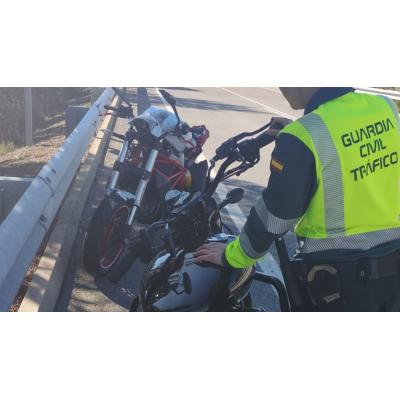 Un grave accidente entre motos deja dos heridos en una vía muy transitada de un pueblo de Navarra