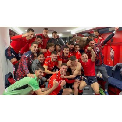 Osasuna celebra la victoria en el vestuario con la foto de las grandes ocasiones