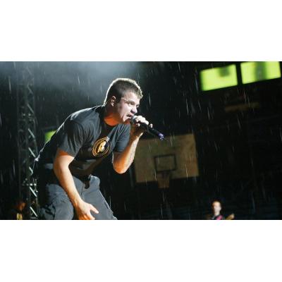 Un inicio de concierto accidentado no detuvo a El Canto del Loco: “Que le den por culo a la lluvia”