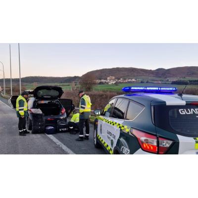 Le paran por exceso de velocidad y descubren un alijo millonario en plena autopista de Navarra