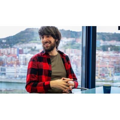 "No está mal que de vez en cuando el centro de la opinión pública sea la literatura"