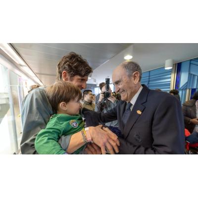 Los pacientes oncopediátricos de la Clínica Universidad de Navarra reciben la visita de Luis Sabalza y Pirri antes del Osasuna – Real Madrid