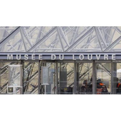 Activistas cuelgan en el Louvre la foto del expríncipe Andrés en el coche tras su arresto