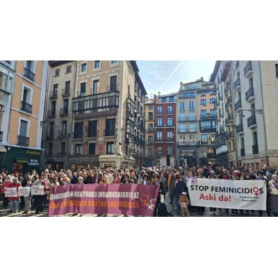 Multitudinaria concentración en Pamplona para rechazar el crimen de Sarriguren