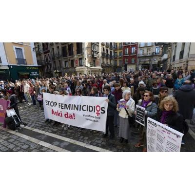 Multitudinaria concentración en Pamplona para rechazar el crimen de Sarriguren