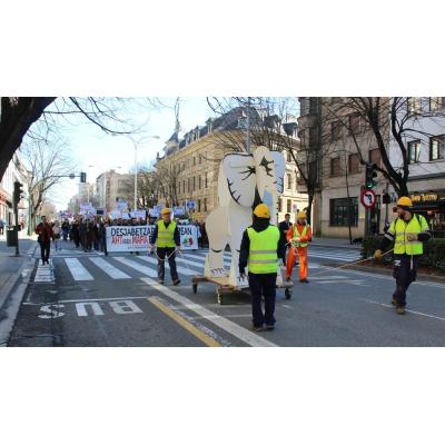 Una manifestación en Pamplona llama a hacer "frente a la mafia empresarial" que promueve el TAV