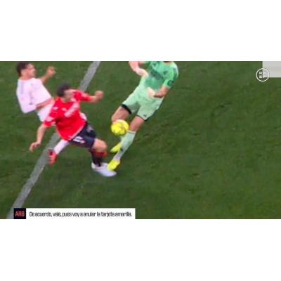 El audio del VAR en el penalti a Budimir: "Quiero el punto de contacto del pisotón"
