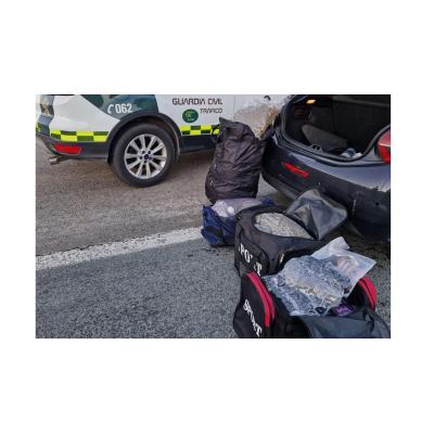 Interceptado por exceso de velocidad, sin carné y con 46 kg de droga en el maletero