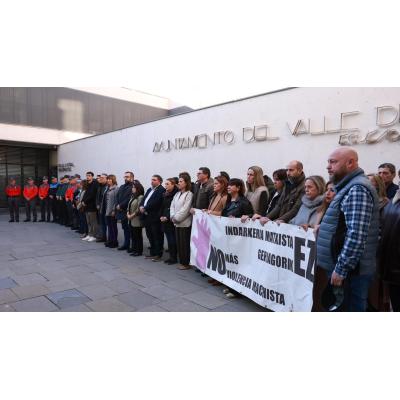 Cientos de vecinos se concentran en Sarriguren contra el asesinato machista