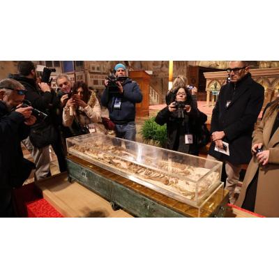 Los restos de San Francisco de Asís se exponen al público por primera vez
