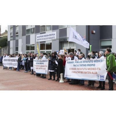 La ministra descarga la responsabilidad en las comunidades y dice ahora estar "totalmente de acuerdo" con las reclamaciones de los médicos