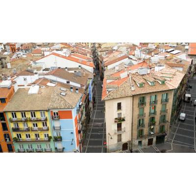 Usa varias tarjetas que no son suyas en el casco antiguo de Pamplona y acaba detenido por algo más que estafa
