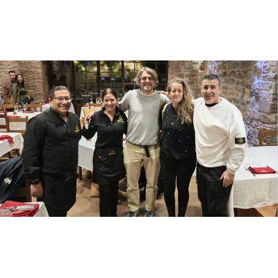 Salva Reina hace una parada gastronómica en el asador Katuzarra tras su actuación en el Teatro Gayarre