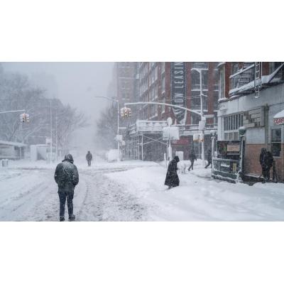 Nueva York declara el estado de emergencia ante la peor tormenta de nieve en una década