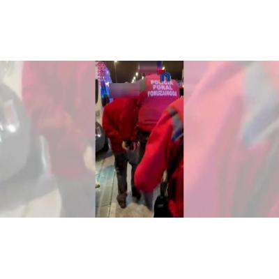 Momento de la detención del hombre que asesinó a su pareja con 34 cuchilladas.