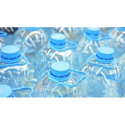 Un influencer alerta sobre el peligro de comprar botellas de agua mientras viajas: "Estuve 4 días ingresado en el hospital"