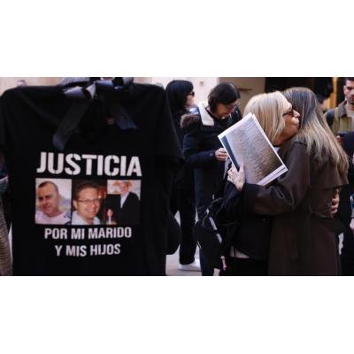 Las víctimas de la dana comparecen en Les Corts casi un año y medio después de la tragedia