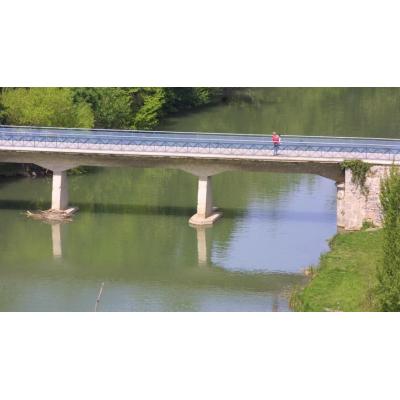 Policías y un ciudadano rescatan y reaniman a un hombre que había caído al río Arga