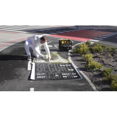 Las mil etiquetas que Pamplona coloca ya en patinetes y carriles bici