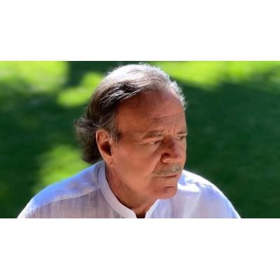 Julio Iglesias demanda a Yolanda Díaz por sus comentarios tras ser denunciado de abusos