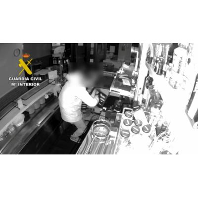 VÍDEO | Rompen el escaparate, hacen un butrón y se llevan dinero y tabaco: así actuaron en una cafetería de Navarra