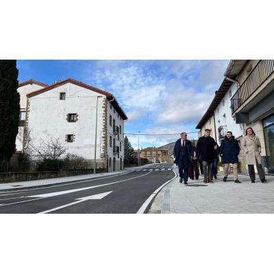 La nueva travesía de un pueblo de Navarra que estrena glorieta y aparcamientos