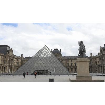 La presidenta del Louvre dimite cuatro meses después del bochornoso atraco de las joyas de la realeza