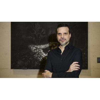 Nicolás Combarro ilumina la memoria de los campos de concentración en el MUN