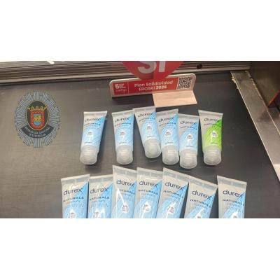 Sorprendido un joven de 26 años al intentar hurtar 13 envases de lubricante en un supermercado