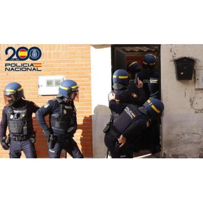 Un hombre armado con una escopeta y una ballesta se atrinchera en su vivienda de Madrid