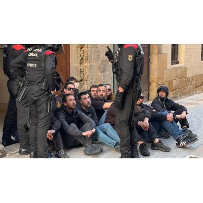 VÍDEO | La Policía Foral desaloja a medio centenar de proetarras que intentaban reventar un acto de Vox en Navarra