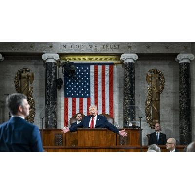Trump presume en materia de inmigración, desafía al Congreso y alardea de poderío militar en su discurso