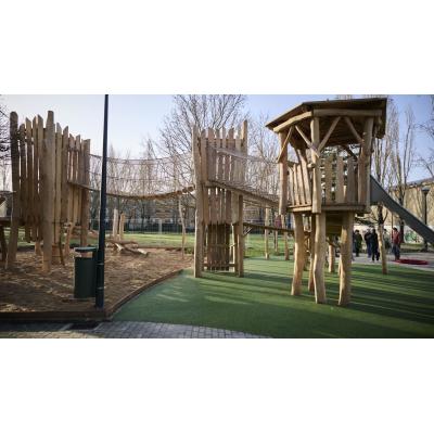 Cuatro torres unidas por puentes colgantes: el nuevo parque infantil de Pamplona que te traslada a un bosque