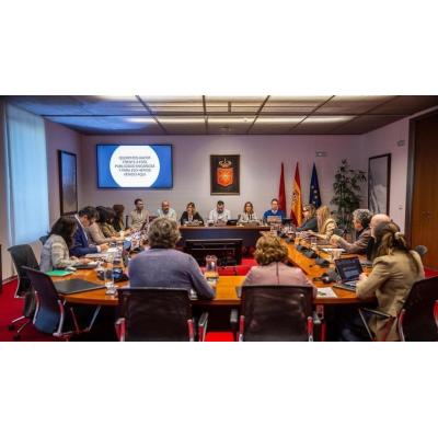 Los trabajadores exponen en el Parlamento de Navarra "la otra cara" de los beneficios de Iberdrola