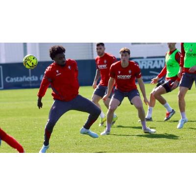 Boyomo trabaja con el grupo en la segunda sesión de la semana