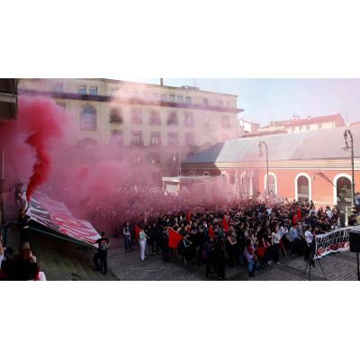 Decenas de estudiantes abertzales salen a la calle en Pamplona y claman "¡Contra el fascismo!"