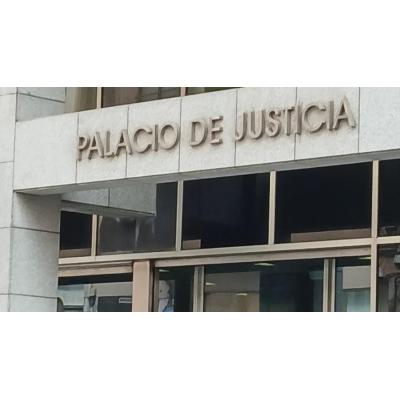 Condenan a 14 años de cárcel a dos jóvenes que violaron simultáneamente a una chica en Bilbao