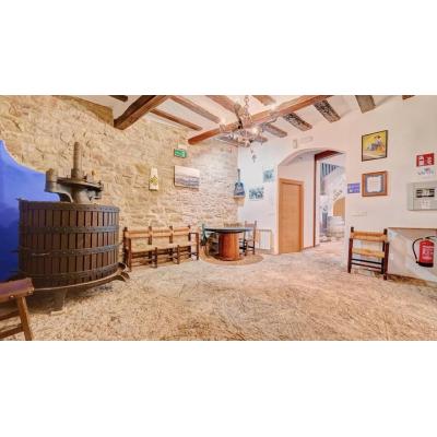 Descubre esta casona del siglo XVII en Mañeru con vivienda y negocio en pleno Camino de Santiago
