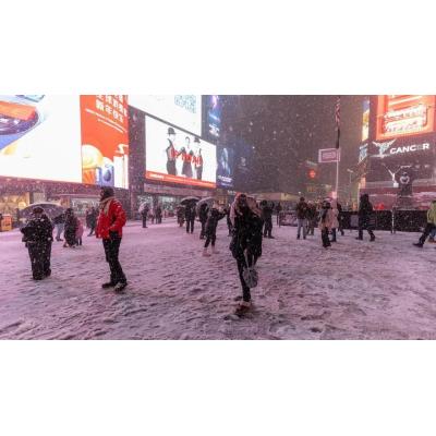 Detenido por lanzar bolas de nieve a dos policías en una multitudinaria batalla en Nueva York