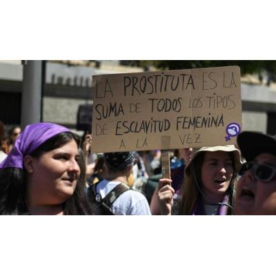 Encuesta del CIS: un 69% ve la prostitución como "una forma de violencia" hacia la mujer, pero el 70% rechaza castigar a los puteros