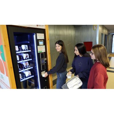 Los excedentes del comedor del colegio Jesuitas se dispensan en una máquina expendedora gratuita