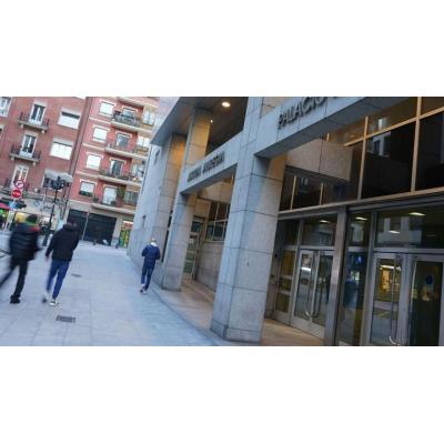 14 años de cárcel a dos jóvenes que violaron simultáneamente a una chica en Bilbao