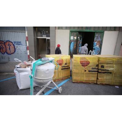 Vecinos del inmueble de la bajera desalojada en Azpilagaña: "Hoy es como un día de reyes"