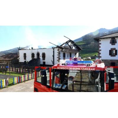 Fotos del incendio que ha arrasado con la casa Kortarizarrea de Berroeta